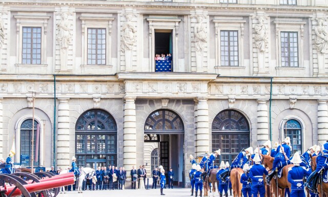 VINKET FRA BALKONGEN: Kongens busdag feires med pomp og prakt av våre svenske naboer, og kongefamilien vinket fra slottsbalkongen. Foto: NTB Scanpix VINKET FRA BALKONGEN: Kongens busdag feires med pomp og prakt av våre svenske naboer, og kongefamilien vinket fra slottsbalkongen. Foto: NTB Scanpix